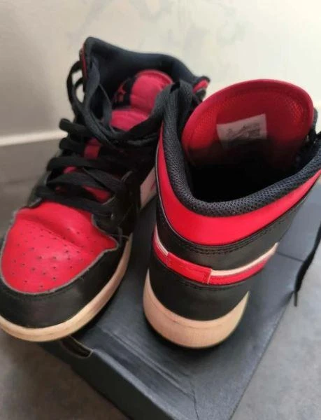 Nike Air Jordan 1 Mid Alternate Bred Leather – Size 7.5 – Excellent Condition – With Box – photo 4